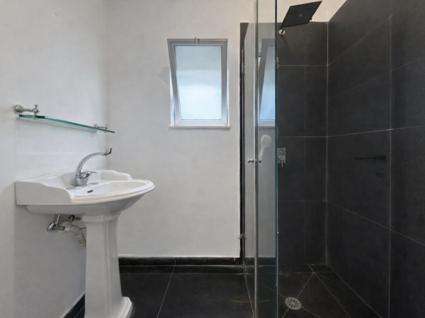 A Charming 3 Room Apt In The Heart 5