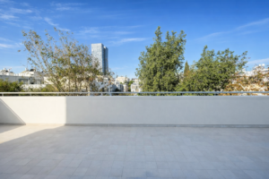 בסוקולוב דירת גג בת 3.5 חד משופצת