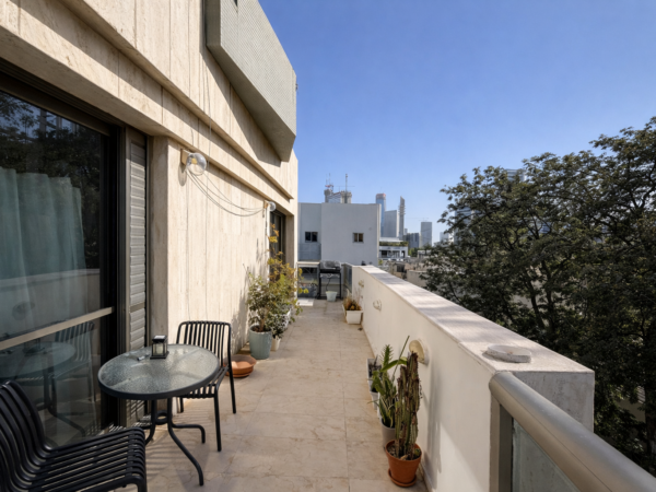 דירת גג בקרבת שדרות חן עם מעלית וחניה 1