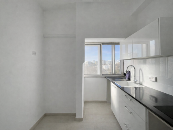 בסוקולוב דירת גג בת 3.5 חד משופצת 3