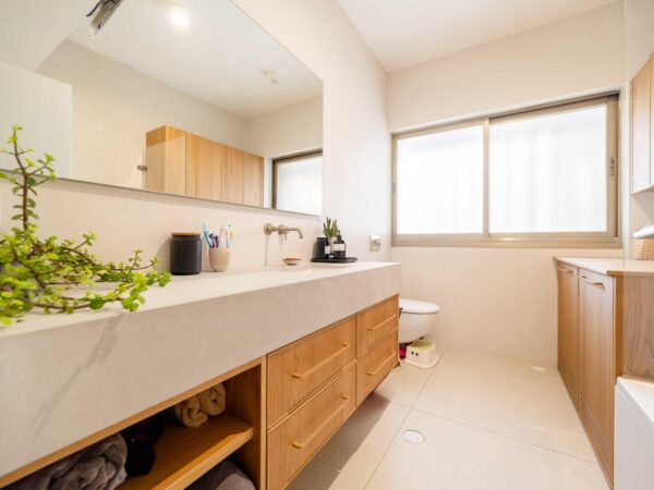 A 4 Room Apt On First line to Park HaYarkon 6