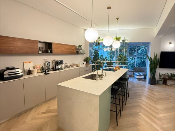 Near Habima Renovated And Quiet 3 Room Apt 3