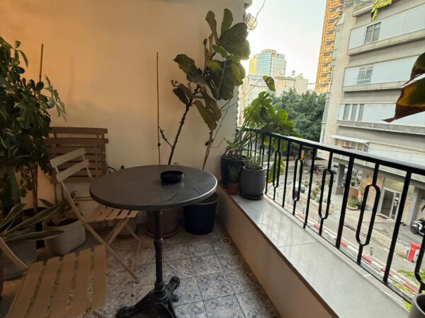 Near Habima Renovated And Quiet 3 Room Apt 1