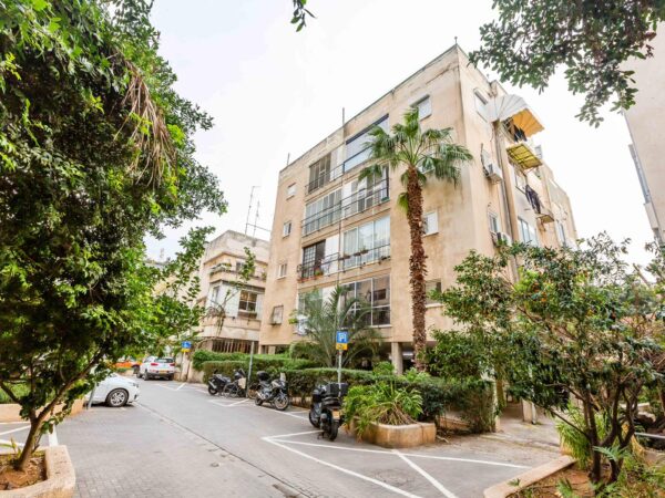 In Lev HaIr A Renovated 4 Room Apt 11