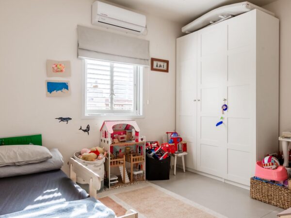 In Lev HaIr A Renovated 4 Room Apt 9