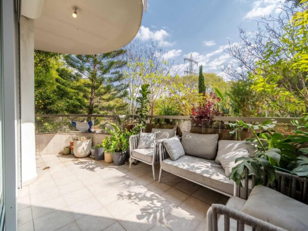 A 4 Room Apt On First line to Park HaYarkon 9