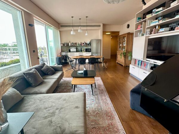 למכירה בהוברמן דירת 4 חד אדריכלית עם חניה 2