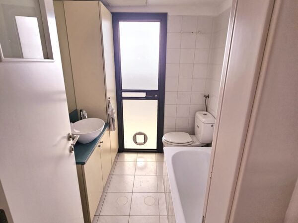 למכירה בשד רוטשילד דירת גג בבניין לשימור 12