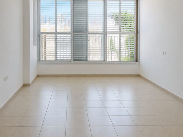 למכירה בגאולה כ-150 מטר בלבד מחוף הים 1